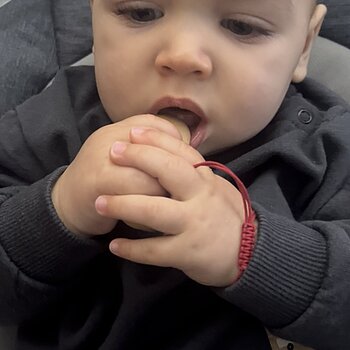 Първата бисквитка на Иан, която гризкаше с първото зъбче.