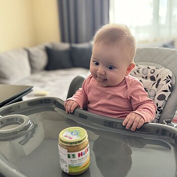 Рали облизвайки се, чака с нетърпение да отворим любимото пюре на Hipp