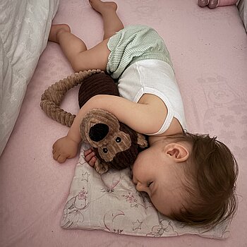 Любимата маймунка! Единствената ѝ любима играчка❤️