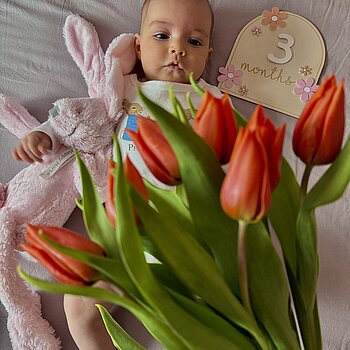 Антония и нейната розова плюшена играчка 💗