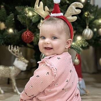 Джуджето на Дядо Коледа вече проверява елхата