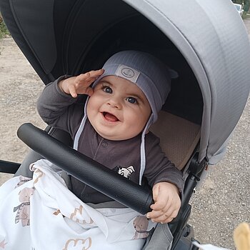 Малкият Ники козирува с първото си пробило зъбче ☺️