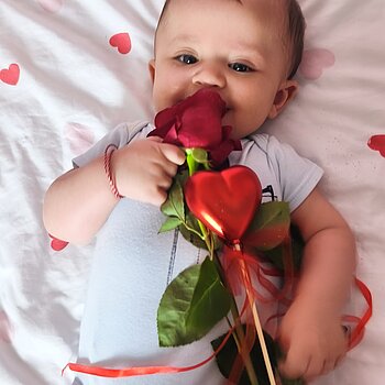 „Ммм… харесва ми. Джентълменче съм, нали.“  
- „Ммм… харесва ми. Чаровник съм.“