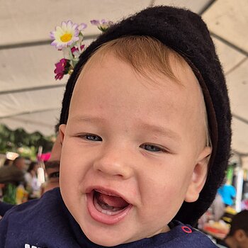 Първо зъбче, даже две има нашето с калпак момче.