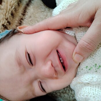 Имаме зъбчета но не обича да се снима затова е сърдита