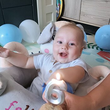 Зъбчетата на Ники изникнаха няколко дни преди да навърши 6 месеца. 😊