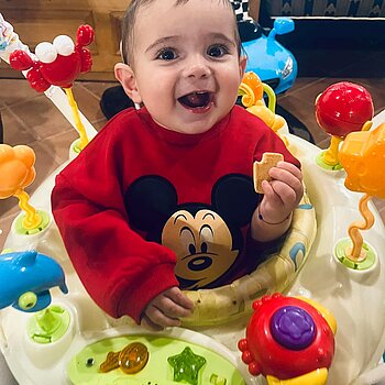 Самичък си отхапвам от любимите бисквити.