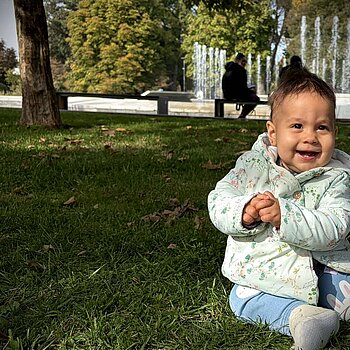 С голяма усмивка , да се виждат зъбките!