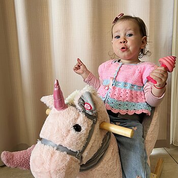 С любимото скачащо ако на любимото конче 😁🥰