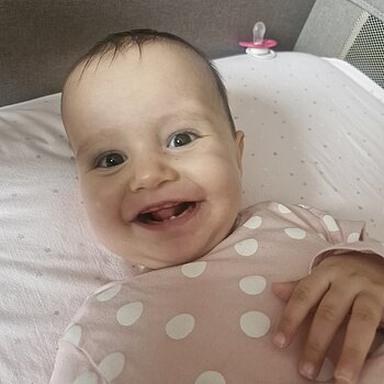 Това е Габриела, първото зъбче се появи на 7 месеца.