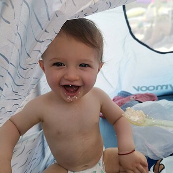 В палатка на по хапка