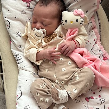 Любимата ми играчка е тази с която може да се гушкаме и спим заедно навсякъде🌸