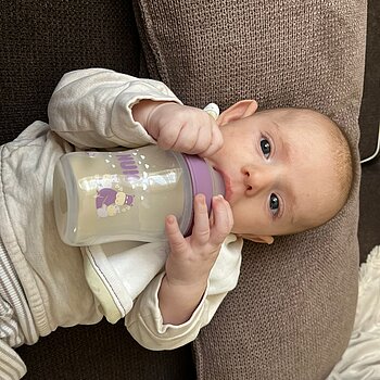 Сами вече се храни сам едва на 3 месеца :)