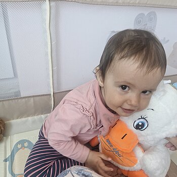 Любимата играчка на Габи е това плюшено пате. Обича да го гушка.