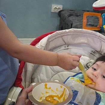 Бати храни братчето