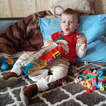 Най-добре ми е на дивана и със зрънчото 🥰- Християн, на две години