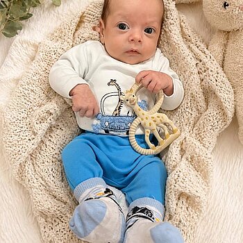 Бебе Стилиян с Жирафчето Софи 🦒♥️🥰