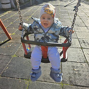 Първи ден на люлка в живота, и не с едно, а две зъбчета наведнъж...