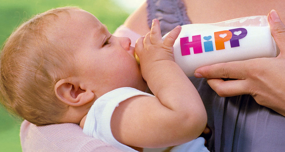 Бебе пие от шише с надпис "HiPP".