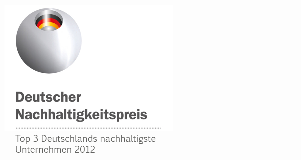 Сребърна сфера с германско знаме вътре е придружена от текста "Deutscher Nachhaltigkeitspreis" и "Top 3 Deutschlands nachhaltigste Unternehmen 2012".