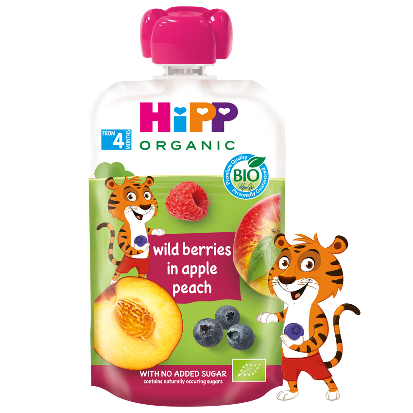 На бяла торбичка с розова капачка е изписан текстът "Hipp Organic", лого и разнообразие от плодове. Отпред е изобразен анимационен тигър, който държи боровинка.